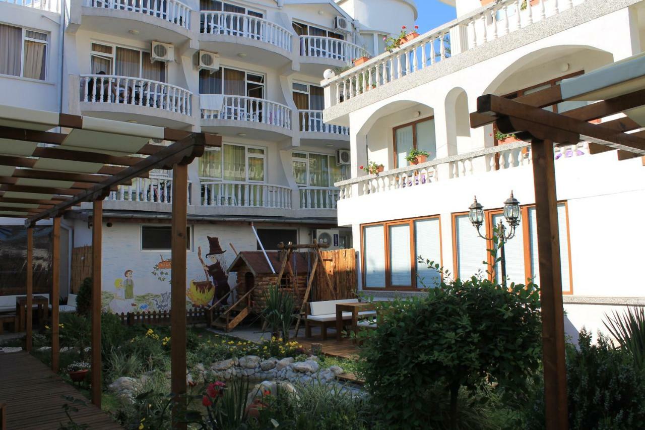 Hotel Yanis 로제넷츠 외부 사진