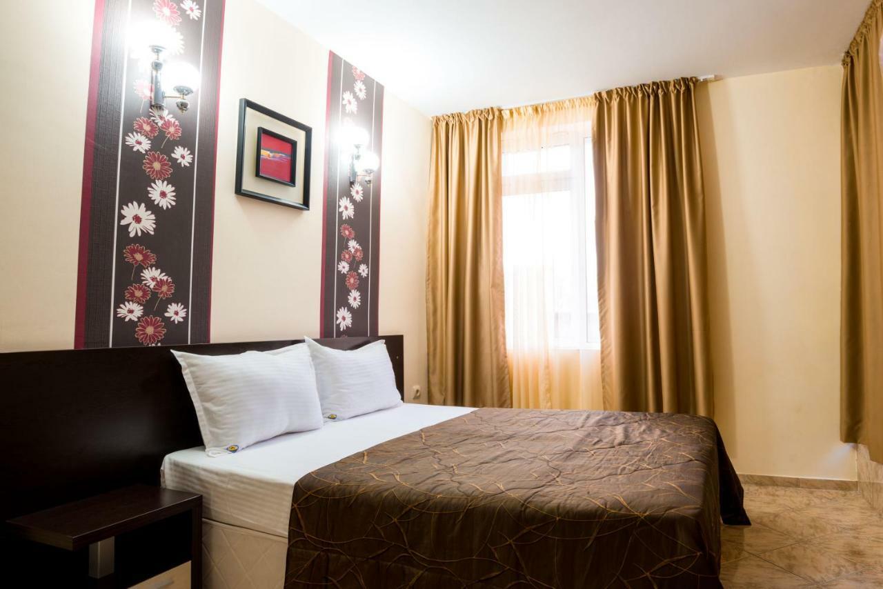 Hotel Yanis 로제넷츠 외부 사진
